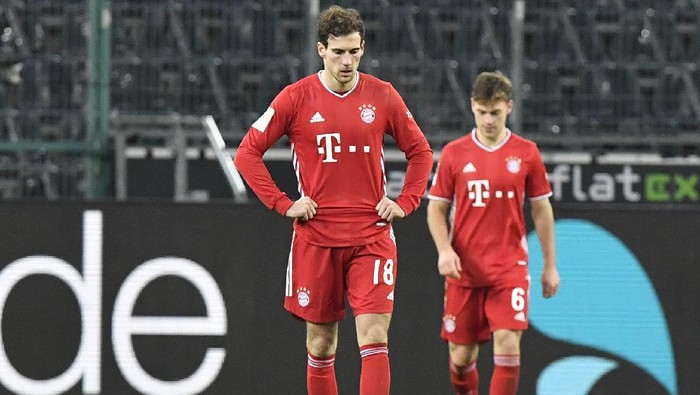 Bayerns Leon Goretzka, left, reacts during the German Bundesliga soccer match between Borussia Moenchengladbach and Bayern Munich at the Borussia Park in Moenchengladbach, Germany, Friday, Jan. 8, 2021. Borussia Moenchengladbach won the match 3-2.(AP Photo/Martin Meissner, Pool)