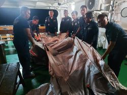 Kapal Kemenhub Temukan Benda Diduga Seluncur Darurat Sriwijaya Air