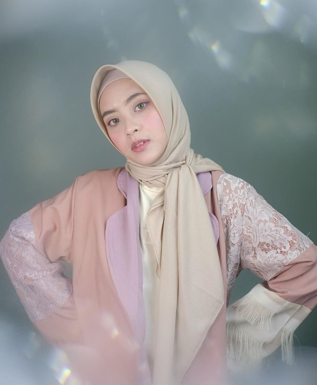 Bianca Kartika/instagram.com/biancakartika Bianca Kartika bergaya hijab disimpul samping/instagram.com/biancakartika