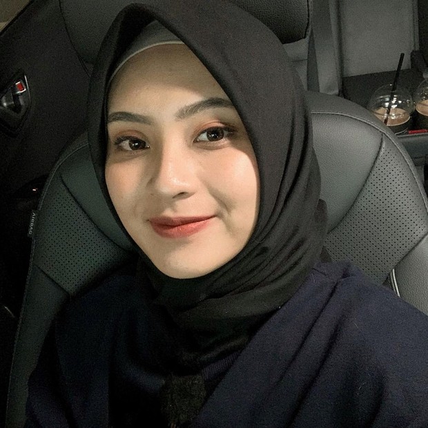 Bianca Kartika/instagram.com/biancakartika Bianca Kartika memakai hijab berwarna gelap/instagram.com/biancakartika