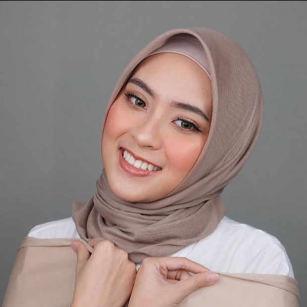 Bianca Kartika/instagram.com/biancakartika Bianca Kartika bergaya hijab lilit simpel/instagram.com/biancakartika