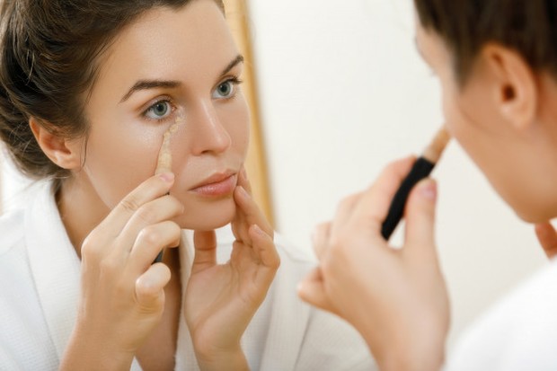 Jika ingin menyembunyikan bintik penuaan hingga dark spot, concealer adalah pilihan terbaik.