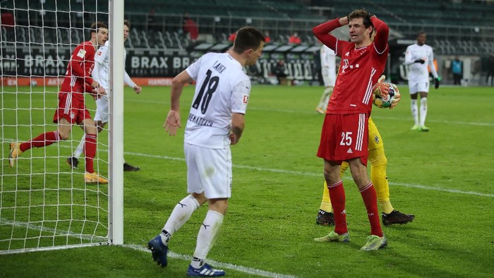 Gladbach vs Bayern MOENCHENGLADBACH, GERMANY - JANUARY 08: Thomas Muller of Bayern Munich reacts to a missed chance during the Bundesliga match between Borussia Moenchengladbach and FC Bayern Muenchen at Borussia-Park on January 08, 2021 in Moenchengladbach, Germany. Sporting stadiums around Germany remain under strict restrictions due to the Coronavirus Pandemic as Government social distancing laws prohibit fans inside venues resulting in games being played behind closed doors. (Photo by Lars Baron/Getty Images)