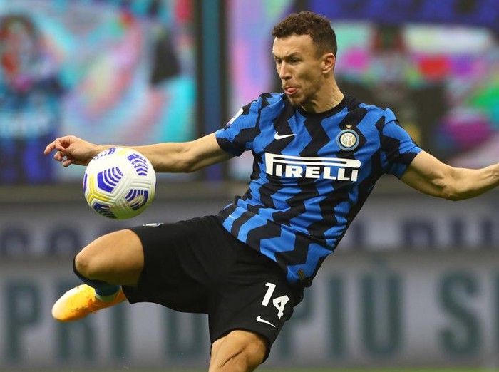 MILAN, ITALY - OCTOBER 31:  Ivan Perisic of FC Internazionale in action during the Serie A match between FC Internazionale and Parma Calcio at Stadio Giuseppe Meazza on October 31, 2020 in Milan, Italy.  (Photo by Marco Luzzani/Getty Images)