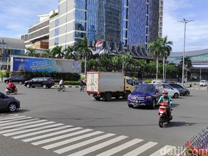 Petugas Cek Lampu Lalin di Perempatan PIM yang Mati