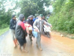 Jalan Tertutup Longsor di Garut, Anggota TNI dan Warga Tandu Ibu Mau Melahirkan