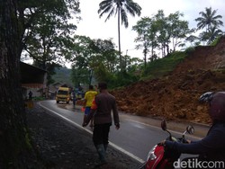 Longsor Tutup Setengah Badan Jalan Garut-Tasikmalaya