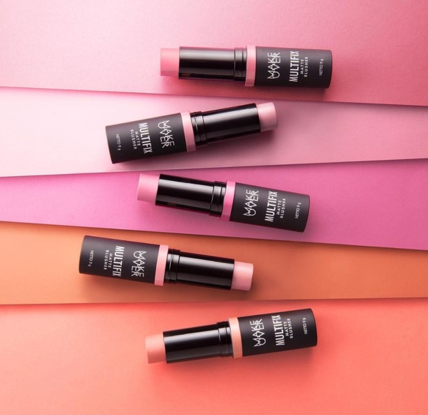 Stick blush ini mudah diblend dan mudah digunakan.