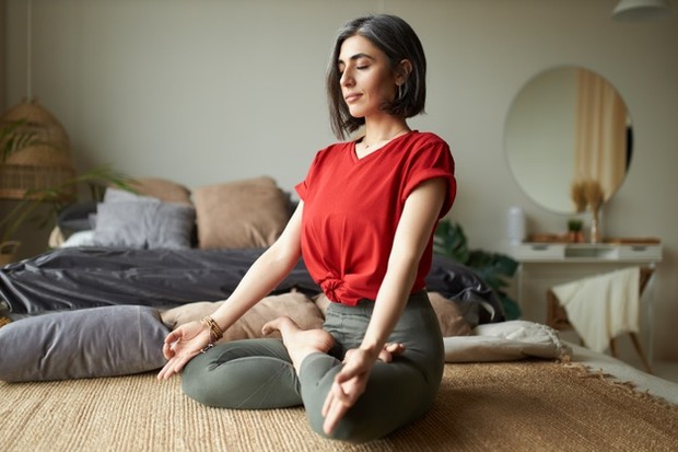 Meditasi/freepik.com Tujuan utama meditasi adalah untuk menghilangkan pikiran kacau dari pikiran kamu dan menggantinya dengan perasaan tenang