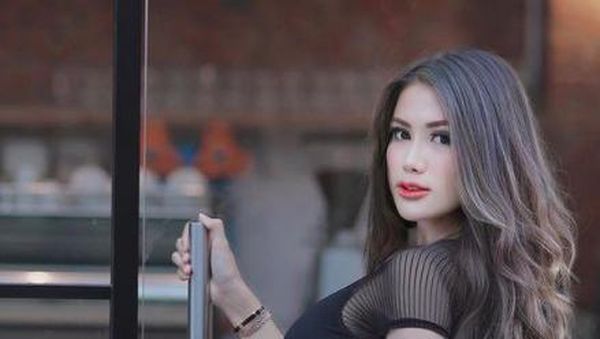 Pose Menggoda Melda Rosita, Viral karena Video Bajunya Melorot