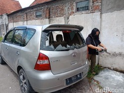 Sebuah Minibus Diamuk Massa Usai Tabrak Lari Biker di Jombang