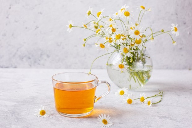 Minum Chamomile Tea/freepik.com Secangkir teh kamomil merupakan obat rumahan yang umum untuk menenangkan saraf yang tegang dan membantu tidur.