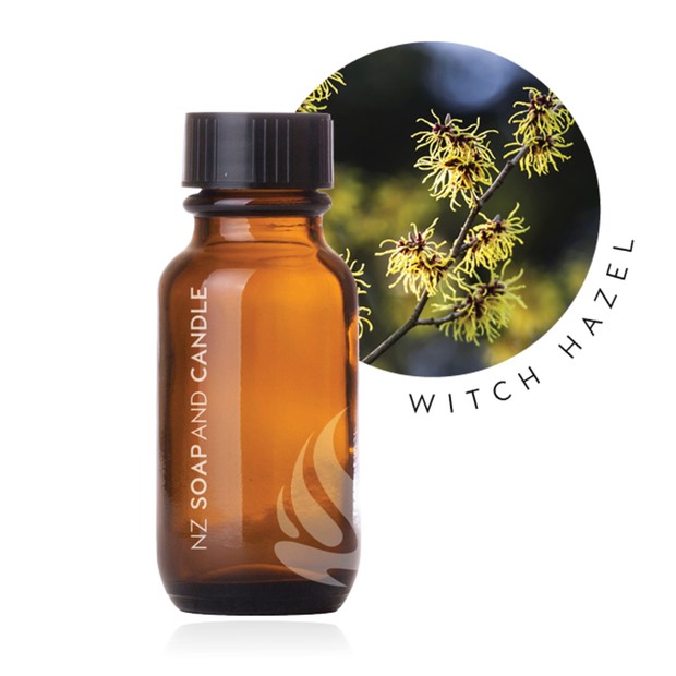 Jika di lemari obat kamu terdapat witch hazel, kamu bisa coba menggunakannya. Zat ini membantu mengatasi peradangan dan kemerahan,