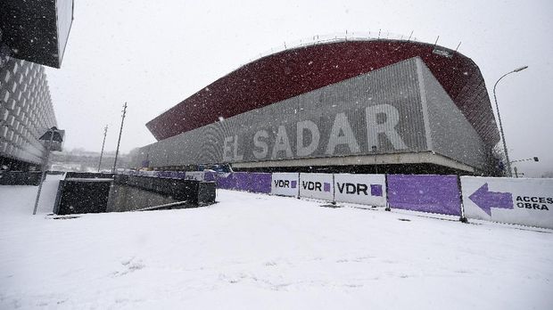 PAMPLONA, SPAIN - JANUARY 09: Snow is seen falling outside the stadium prior to the La Liga Santander match between C.A. Osasuna and Real Madrid at Estadio El Sadar on January 09, 2021 in Pamplona, Spain. Sporting stadiums around Spain remain under strict restrictions due to the Coronavirus Pandemic as Government social distancing laws prohibit fans inside venues resulting in games being played behind closed doors. (Photo by Juan Manuel Serrano Arce/Getty Images)