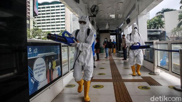 Penyemprotan Disinfektan di Halte Busway