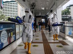 Penyemprotan Disinfektan di Halte Busway