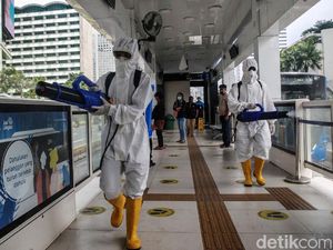Penyemprotan Disinfektan di Halte Busway Penyemprotan Disinfektan di Halte Busway