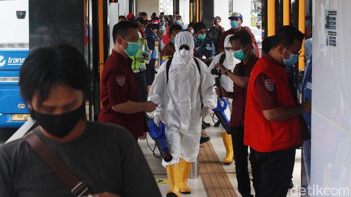 Petugas dari Tim Dekontaminasi Badan Intelijen Negara (BIN) melakukan disinfektan di Halte Tosari, Jl MH Thamrin, Jakarta, Sabtu (9/1/2021). Desinfektan dilakukan di tempat umum untuk meminimalisir dampak virus Corona COVID-19. Saat ini, Jakarta memiliki kasus aktif tertinggi sejak awal pandemi Maret 2020 dengan kasus aktif mencapai 17.382 orang.