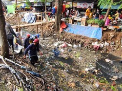 Pemkot Tangerang Turun Tangan Bersihkan Sampah Sungai di Pasar Sipon