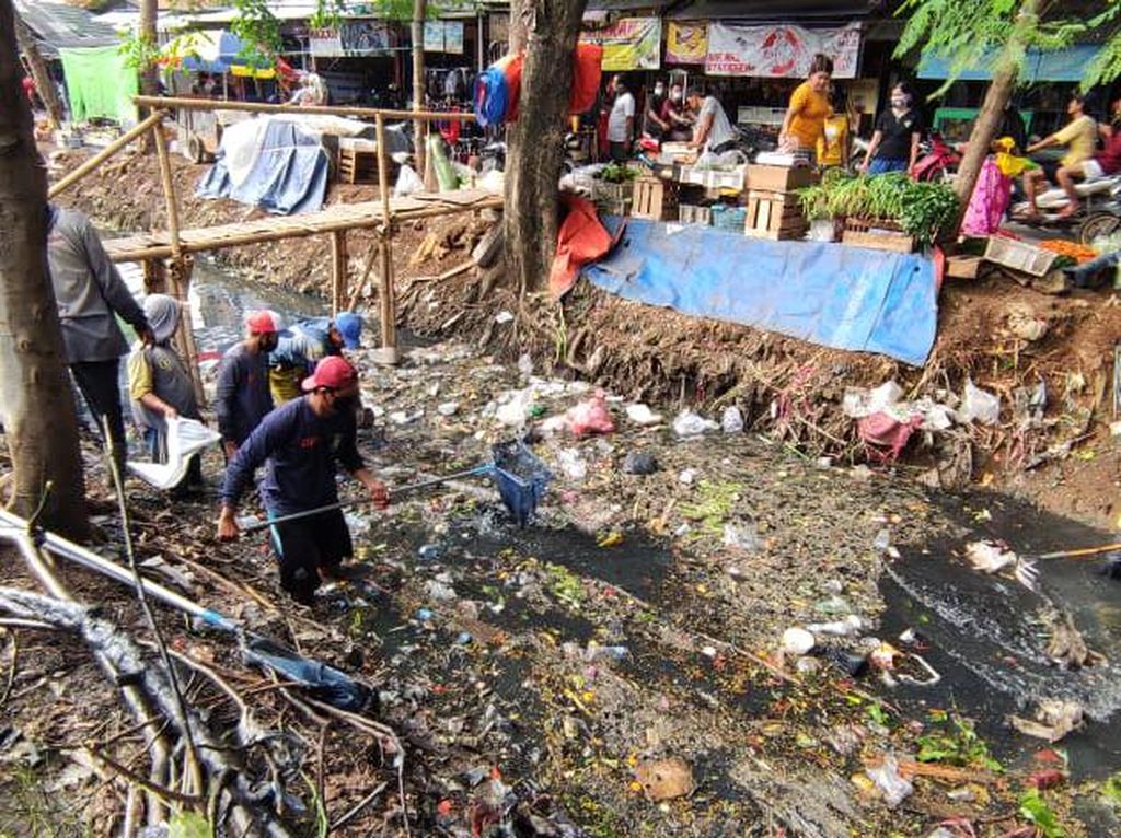 Pemkot Tangerang Turun Tangan Bersihkan Sampah Sungai di Pasar Sipon Pemkot Tangerang Turun Tangan Bersihkan Sampah Sungai di Pasar Sipon