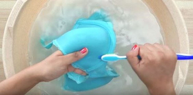 Singkirkan noda pada bra terlebih dahulu sebelum dicuci.