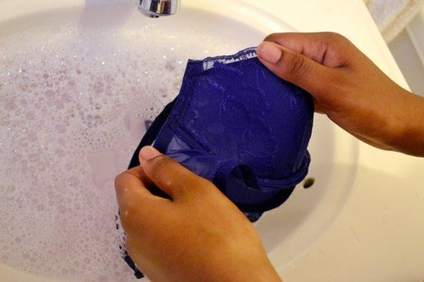 Pastikan untuk membilasnya hingga bersih  agar tidak ada sabun yang tertinggal.