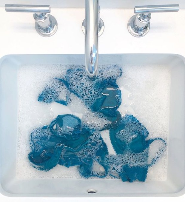 Rendam bra dalam ember atau wastafel dengan air hangat dan deterjen.