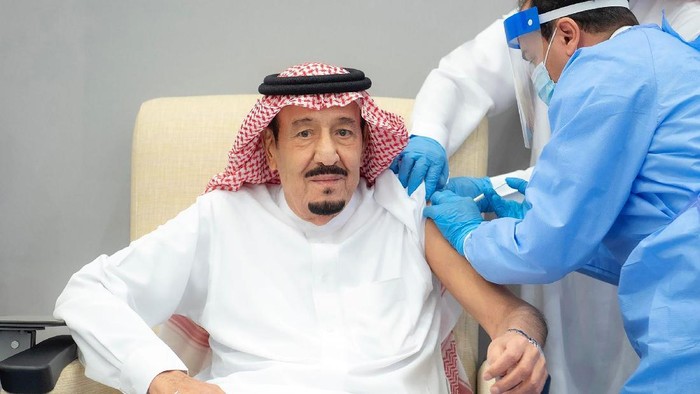 In this photo released by Saudi Press Agency, SPA, Saudi Arabias King Salman receives the first dose of the Pfizer COVID-19 vaccine in Neom, Saudi Arabia, Friday, Jan. 8, 2021. (Saudi Press Agency via AP)