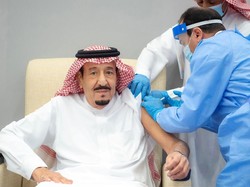 Raja Salman Divaksin COVID-19 Buatan Pfizer-BioNTech