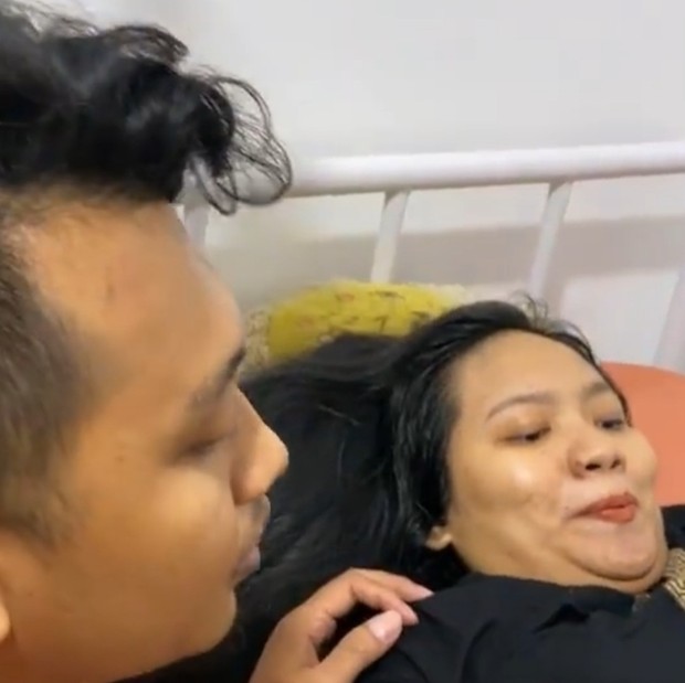 Suami Sarah menemani saat persalinan