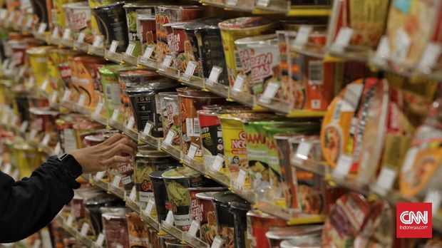 Pengunjung berbelanja mi instan di store KKV di dalah satu pusat perbelanjaan Ibukota. Jakarta, 9 Januari 2020. CNN Indonesia/Adhi Wicaksono