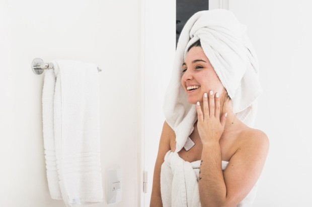 Membiarkan kulit kepala terkena kelembapan untuk waktu yang lama memungkinkan kuman untuk tumbuh lebih aktif di area tersebut.