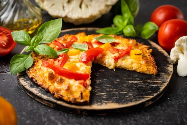 Resep seperti pizza kembang kol adalah salah satu cara lezat untuk membantu menurunkan berat badan