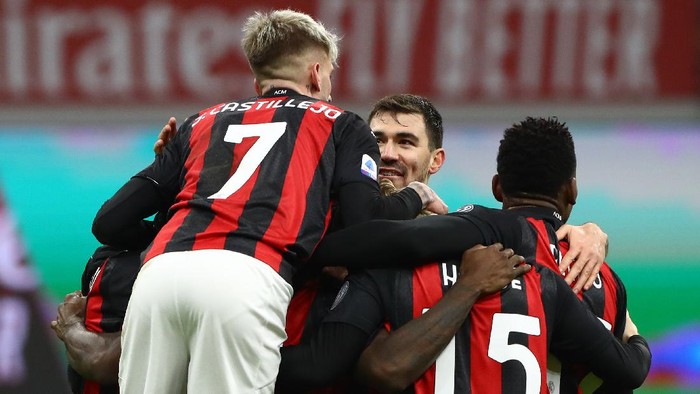 MILAN, ITALY - JANUARY 09: Franck Kessie of AC Milan (obscured) celebrates with teammates after scoring their sides second goal from the penalty spot during the Serie A match between AC Milan and Torino FC at Stadio Giuseppe Meazza on January 09, 2021 in Milan, Italy. Sporting stadiums around Italy remain under strict restrictions due to the Coronavirus Pandemic as Government social distancing laws prohibit fans inside venues resulting in games being played behind closed doors. (Photo by Marco Luzzani/Getty Images)
