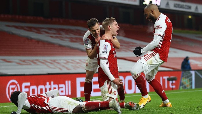 LONDON, ENGLAND - JANUARY 09: Emile Smith Rowe of Arsenal celebrates with teammates (L-R) Bukayo Saka, Cedric Soares and Alexandre Lacazette after scoring their sides first goal during the FA Cup Third Round match between Arsenal and Newcastle United at Emirates Stadium on January 09, 2021 in London, England. The match will be played without fans, behind closed doors as a Covid-19 precaution. (Photo by Julian Finney/Getty Images)
