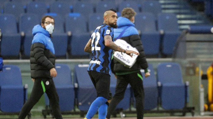 Inter Milans Arturo Vidal leaves after being injured during a Serie A soccer match between Roma and Inter Milan at Romes Olympic stadium, Sunday, Jan. 10, 2021. (AP Photo/Gregorio Borgia)