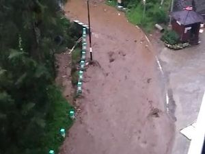 Hujan Deras dan Longsor, Jalan ke Bromo Sempat Seperti Sungai Lumpur