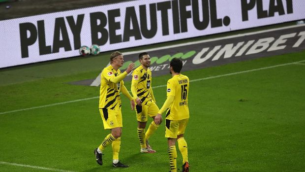 LEIPZIG, GERMANY - JANUARY 09: Erling Haaland of Borussia Dortmund celebrates with teammate Mats Hummels and Raphael Guerreiro after scoring their team's third goal during the Bundesliga match between RB Leipzig and Borussia Dortmund at Red Bull Arena on January 09, 2021 in Leipzig, Germany. Sporting stadiums around Germany remain under strict restrictions due to the Coronavirus Pandemic as Government social distancing laws prohibit fans inside venues resulting in games being played behind closed doors. (Photo by Maja Hitij/Getty Images)