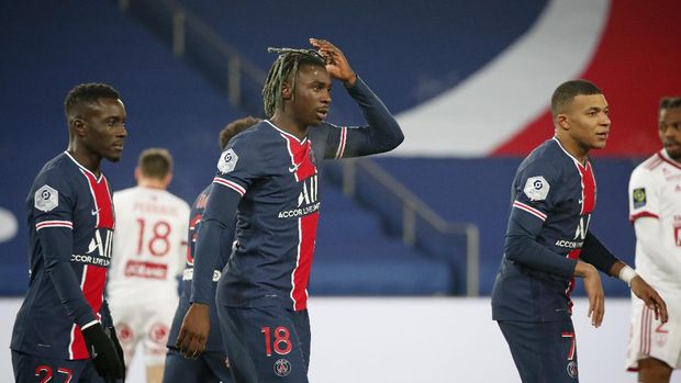 PSG's Moise Kean, center, reacts after scoring the opening goal during the French League One soccer match between Paris Saint-Germain and Brest at the Parc des Princes in Paris, Saturday, Jan. 9, 2021. (AP Photo/Francois Mori)