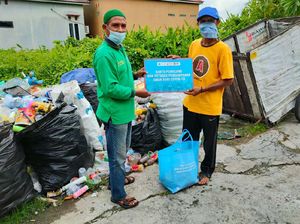 Di Tengah Pandemi COVID-19, Pemulung Terima Bantuan