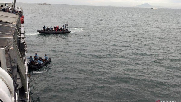 Dua Sea Rider Kopaska bersiap melakukan pencarian korban dan puing pesawat Sriwijaya Air SJ 182 yang jatuh di Perairan Kepulauan Seribu, Minggu (10/1/2021) (ANTARA/Fauzi Lamboka).