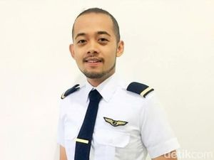 Ibunda Fadly Satrianto, Kru Sriwijaya Air SJ182 Meminta Doa Anaknya Ditemukan Ibunda Fadly Satrianto, Kru Sriwijaya Air SJ182 Meminta Doa Anaknya Ditemukan