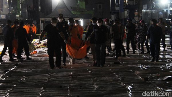 Foto: Kantong Jenazah Korban Sriwijaya Air Dibawa ke RS Polri