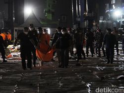 Foto: Kantong Jenazah Korban Sriwijaya Air Dibawa ke RS Polri