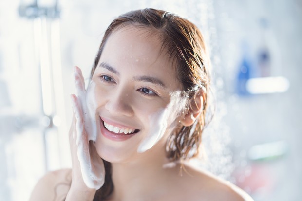 Membersihkan wajah dengan gentle facial wash secara rutin.