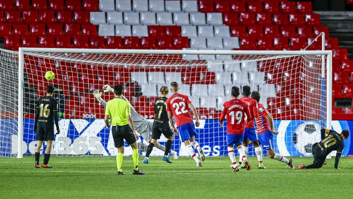 Barcelona menggasak Granada 4-0 di lanjutan LaLiga. Foto: AP/Jose Breton