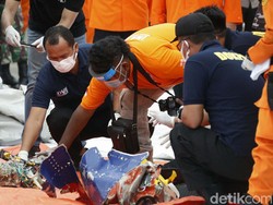 KRI Parang Bawa 2 Kantong Mayat, Isinya BagianTubuh-Serpihan Pesawat SJ182