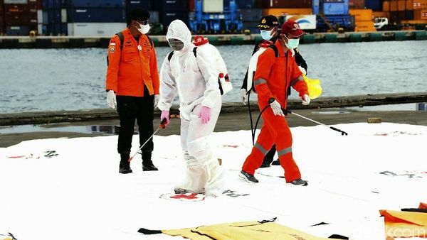 Kantong Jenazah Berisi Potongan Tubuh Korban Pesawat Sriwijaya Air Didisinfektan