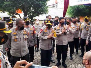 Sambangi RS Polri, Kapolda Metro Sapa Keluarga Korban Sriwijaya Air SJ182