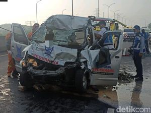 Minibus Tabrak Truk di Tol Sidoarjo, 3 Orang Luka Berat